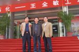 与中国楹联学会秘书长韩战辉（左）；河南省工艺美术学院教授、著名画家孟凯（中）合影